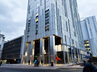 Manchester, İngiltere - 21 Ocak 2026: Modern Manchester Affinity Living Riverview ofis binası.