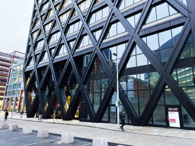 Manchester, İngiltere - 21 Ocak 2026: Manchester 'daki modern ofis binası Cesur çapraz destekli ve yansıtıcı camlı Four New Bailey.