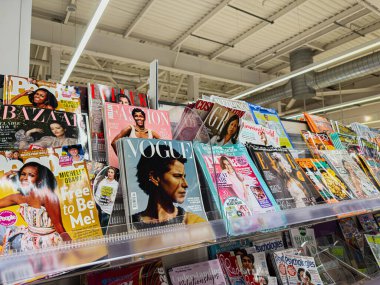 Manchester, İngiltere - 21 Ocak 2026: Parlak bir mağaza vitrininde renkli moda dergileri sergilenme tarzı ve eğilimleri.