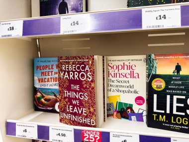 Manchester, İngiltere - 21 Ocak 2026: Parlak, davetkar kapaklar ve tanınmış yazar isimleriyle bir mağaza rafında çeşitli kurgu başlıkları.