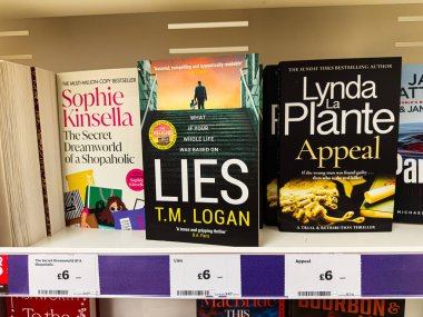 Manchester, İngiltere - 21 Ocak 2026: Gerilim ve suç romanlarının sergilendiği kitapçı rafı, renkli kapaklar.