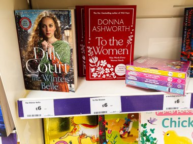 Manchester, İngiltere - 21 Ocak 2026: Bir rafta bugün aşk romanları, parlak bir çocuk kutusu seti ve çeşitli kitap başlıkları sergileniyor.