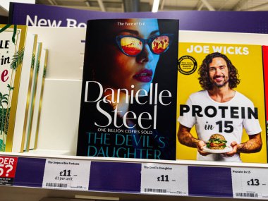 Manchester, İngiltere - 21 Ocak 2026: Bir kitapçıda Danielle Steel 'in 