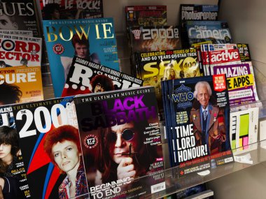 Manchester, İngiltere - 21 Ocak 2026: Canlı bir müzik ve pop kültür dergisi rafı, ikonik sanatçılar ve grev kapakları.