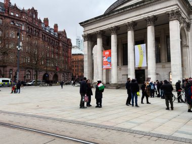 Manchester, İngiltere - 30 Ocak 2026: Büyük neoklasik bir binanın önünde pankartlar ve polis varlığıyla Kürt protestosu için kalabalık Manchester 'da toplandı.