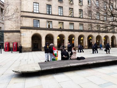 Manchester, İngiltere - 30 Ocak 2026: İnsanlar Manchester 'da bir halk meydanında toplanarak Kürt bayrağının yanında çekim yapıyor ve sohbet ediyorlar.