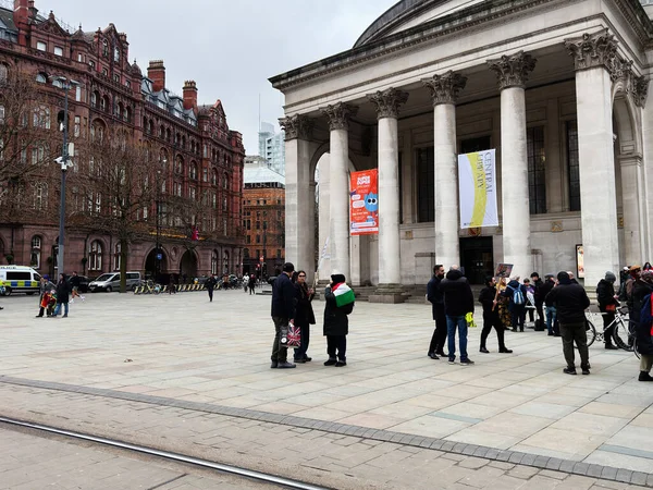 Manchester, İngiltere - 30 Ocak 2026: Büyük neoklasik bir binanın önünde pankartlar ve polis varlığıyla Kürt protestosu için kalabalık Manchester 'da toplandı.
