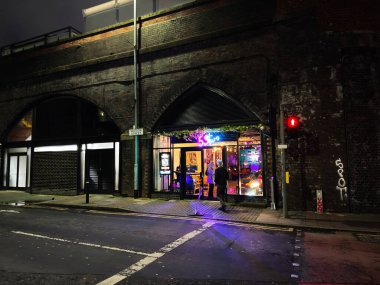 Manchester, İngiltere - 21 Ocak 2026: Manchester Watson caddesindeki sessiz bir yaya geçidinde parlayan 532 tiyatro ve sanat yardım girişinin gece görüntüsü.