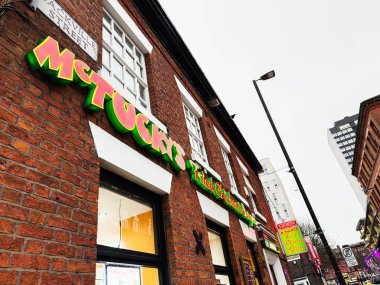 Manchester, İngiltere - 22 Ocak 2026: Manchester, İngiltere 'de neon ışıklı ve tuğla cepheli canlı şehir McTucky' s.