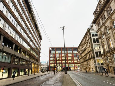 Manchester, İngiltere - 22 Ocak 2026: Manchester 'da cam ofis blokları ve yayaların yer aldığı Urban Aytoun sokak sahnesi.