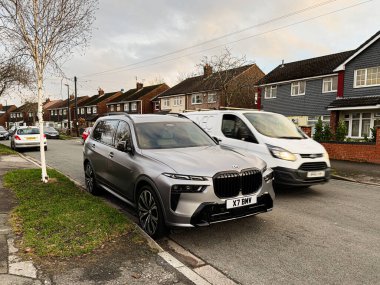 Manchester, İngiltere - 23 Ocak 2026: Modern gümüş renkli bir BMW X7 SUV Manchester 'da bir yerleşim yerine park edilmiştir..