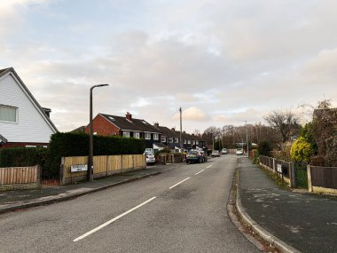 Manchester, İngiltere - 23 Ocak 2026: İngiltere 'de sakin Manchester Benbecula Caddesi' nde sıra evleri, park edilmiş arabalar ve kaldırımlar.