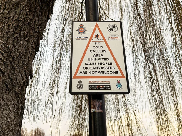 Manchester, İngiltere - 23 Ocak 2026: Manchester 'daki bir sokak lambasında sokak levhası halka açık yerlerde telefon aramaları ve propagandacıları yasakladı.