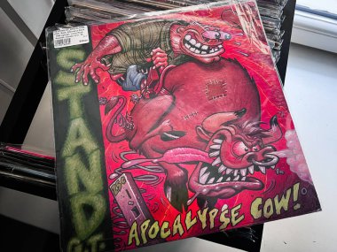 Lviv, Ukrayna - 07 Şubat 2026: Kalın bir vinil kollu canlı kırmızı canavar sanat eseri The Stand GT Apocalypse metin, kaotik enerji.