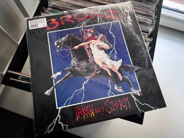 Lviv, Ukrayna - 07 Şubat 2026: Storm tarafından çekilen ve yıldırımların ortasında ata binen bir sürücünün yer aldığı Vintage heavy metal Bronz.