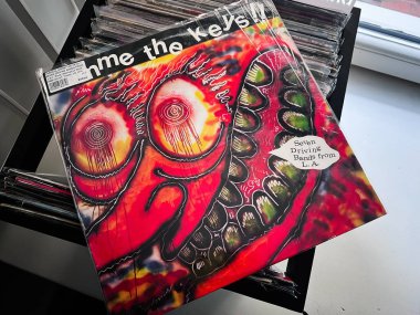 Lviv, Ukrayna - Şubat 07, 2026: soyut vinil Give The Keys, Seven Driving Bands from L.A cover with psychedelic eyes and enerjik renkler, müzik severler için dinamik ve sanatsal ruh hali.