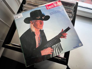 Lviv, Ukrayna - 7 Şubat 2026: Blues rock portresi Bir gitaristin Ciddi İşletme Vinil albüm kapağında Johnny Winter, 1985.