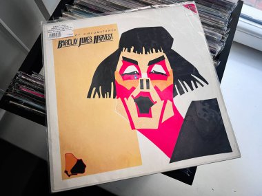 Lviv, Ukrayna - 07 Şubat 2026: 1984 vinil kapaklı koyu renkli ve geometrik şekilli soyut portre. Barclay James Hasat, Durumun Mağdurları