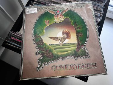 Lviv, Ukrayna - 07 Şubat 2026: Barclay James Harvest için albüm kapağı resmi, 1977 model vinil stili yükselen bir kuş ve yeşil manzarayla.