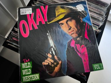 Lviv, Ukrayna - 07 Şubat 2026 - Tamam Vahşi Batı Vol I 1989 vinil kaplı sert bir kovboy, kalın pembe metin, batı titreşimi ve silah motifi.