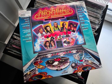 Lviv, Ukrayna - 07 Şubat 2026: Neon High Life derlemesi ve eğlenceli pinball sanat eserlerinin yer aldığı parlak retro 1983 vinil kapağı.