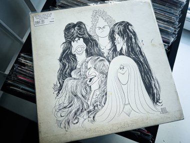 Lviv, Ukrayna - 07 Şubat 2026: Vintage Aerosmith, Uzun saçlı, 1970 'lerin nostaljik atmosferi ile stilize edilmiş bir rock grubunun çizimi.