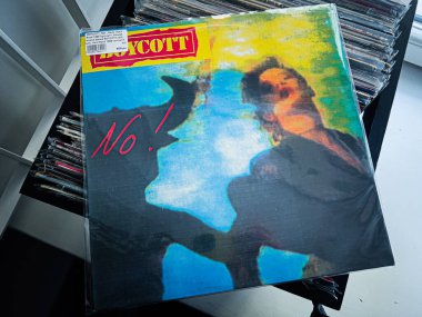 Lviv, Ukrayna - 07 Şubat 2026: Renkli vinil kapaklı boykot, ünlem yok ve çarpıcı bir siluet, protesto ve kültür çağrıştırıyor.