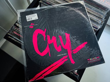 Lviv, Ukrayna - 7 Şubat 2026: Shirley Parker, Cry 1987 sentetik pop cover with enerjik pembe tipography on a black sleeve, retro music art