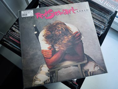 Lviv, Ukrayna - 7 Şubat 2026: Iconic Rod Stewart, Arızalı vinil kollu logosu.