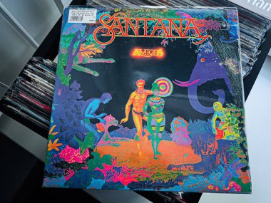 Lviv, Ukrayna - 07 Şubat 2026: Vibrant psychedelic 1976 albüm cover 'ı Amigos için, neon orman figürleri ve tropikal fantezi içerir.