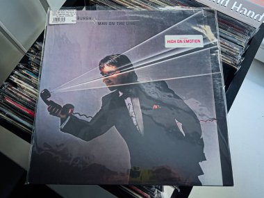 Lviv, Ukrayna - 07 Şubat 2026: Retro vinil Chris de Burgh, 1984 'ün kapağındaki adam dramatik, karamsar ışıklandırmalı telli bir telefonla konuşan bir adamı gösteriyor..