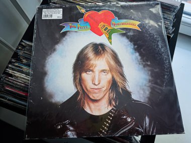 Lviv, Ukrayna - 07 Şubat 2026: Heartbreakers döneminden Tom Petty 'nin portresi klasik bir 1981 vinil albüm kapağı resmi.