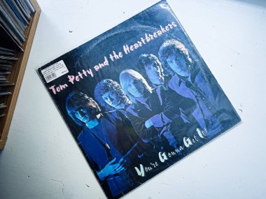 Lviv, Ukrayna - 07 Şubat 2026: Vinil 1978 albümü You 'll Get It cover' ta Tom Petty ve The Heartbreakers 'ın mavi renkli bir portresi yer alacak.