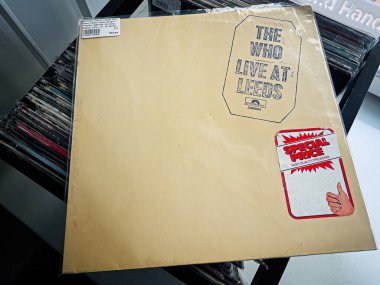 Lviv, Ukrayna - 07 Şubat 2026: The Who 'nun yer aldığı bej 1970 vinil kollu Leeds sanat eserlerinde canlı yayın ve cesur bir özel fiyat etiketi.