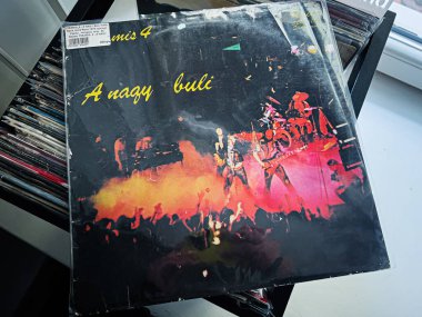 Lviv, Ukrayna - 07 Şubat 2026: Kalabalık bir seyirciye grup performansı gösteren bir vinil kapağındaki Vibrant konser titreşimi.