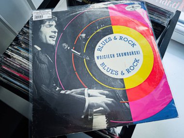 Lviv, Ukrayna - 07 Şubat 2026: Vibrant 1973 Vinil Blues ve Rock albüm kapağı: Wojciech Skowronski 'nin siyah beyaz ve parlak dairesel renk halkalarıyla.