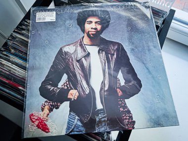 Lviv, Ukrayna - 07 Şubat 2026: Stanley Clarke 'ın modern adam portresi 1978 vinil kapak, kalın deri ceket, retro caz füzyon atmosferi.