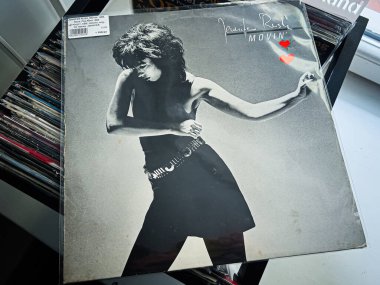 Lviv, Ukrayna - 07 Şubat 2026: Jennifer Rush 'ın dinamik bir pozdaki siyah beyaz görüntüsü.