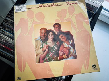 Lviv, Ukrayna - 7 Şubat 2026: Şeftali rengi kollu, nostaljik ve şık dört kişilik bir grup portresinin yer aldığı 1976 yılı klasik caz albüm kapağı. Manhattan Transferi, çıkıyor.