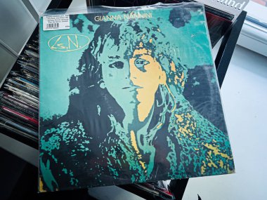 Lviv, Ukrayna - 07 Şubat 2026: 1981 vinil kapağı 1980 'lerden kalma İtalyan rock yıldızı Gianna Nannini' nin cesur bir deniz mavisi portresi.