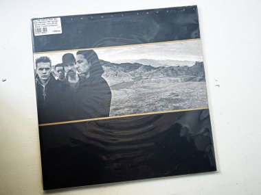 Lviv, Ukrayna - 07 Şubat 2026: The Joshua Tree 'den klasik U2 albüm kapağı, grup üyeleriyle çöl manzarası, ikonik 1980' lerin rock 'ı.