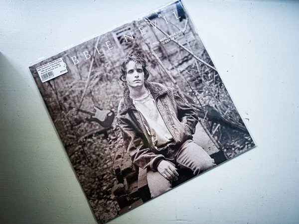 Lviv, Ukrayna - 07 Şubat 2026: Klasik siyah beyaz Robbie Nevil 1986 model kapak deri ceketli bir adam açık havada.