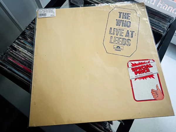 Lviv, Ukrayna - 07 Şubat 2026: The Who 'nun yer aldığı bej 1970 vinil kollu Leeds sanat eserlerinde canlı yayın ve cesur bir özel fiyat etiketi.