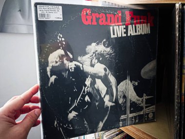 Lviv, Ukrayna - 07 Şubat 2026: Grand Funk Demiryolunun sahnedeki cesur kırmızı metin ve icracıların yer aldığı klasik konser kapağı.