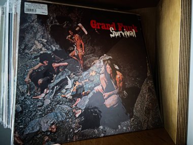 Lviv, Ukrayna - 07 Şubat 2026: Vintage Grand Funk Demiryolu, Kayalık mağara ortamında dayanıklı bir grubun bulunduğu Vinil kapağı,.