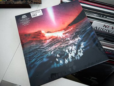 Lviv, Ukrayna - 07 Şubat 2026: Çarpıcı bir Bonobo, Parça 2022 vinil kollu dramatik kırmızı gün batımı, derin mavi deniz ve beyaz kuşlar.