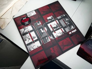 Lviv, Ukrayna - 07 Şubat 2026: Kırmızı ızgara tasarımı ve Dido 'dan No Angel için portre kolajı içeren albüm kapağı, pop tarzı, 1999 sürümü.