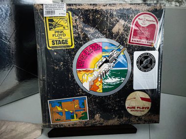 Lviv, Ukrayna - 07 Şubat 2026: Pink Floyd 'un bir kolajı, keşke burada olsaydınız, klasik rock hatıralarını kutlayan eski bir albüm davasının etiketleri. 2025 Vinil Ustası.