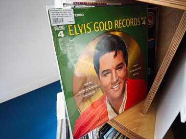 Lviv, Ukrayna - 07 Şubat 2026: Elvis 'in Altın Kayıtları Bölüm 4' ten Elvis Presley ve altın diskin yer aldığı 1968 model vinil kapak.