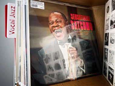 Lviv, Ukrayna - 07 Şubat 2026: 1972 model canlı Satchmo klasik caz plağı, gülen bir müzisyen smokinli ve koyu kırmızı tipografili. Louis Armstrong ve Duke Ellington
